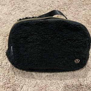 everywhere belt bag fleece black